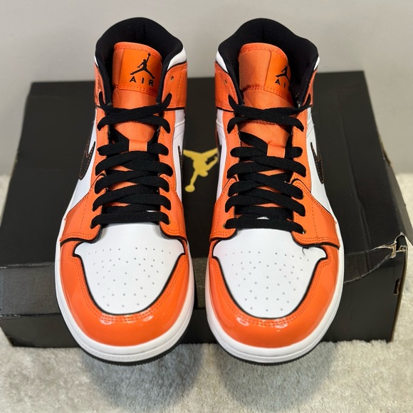 Air Jordan 1 Mid SE - Picture 2 of 14